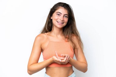 Beyaz arka planda izole edilmiş genç beyaz kadın gülüyor.