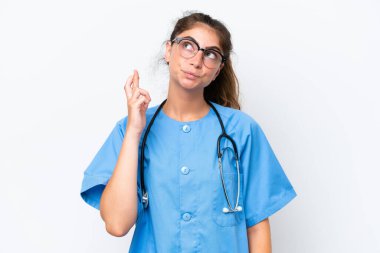 Genç doktor kadın, beyaz arka planda izole edilmiş, şans diliyor ve en iyisini diliyor.