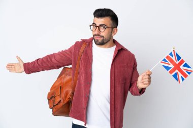 Birleşik Krallık bayrağını tutan İspanyol genç adam, davet edildiği için ellerini yana uzatıyor.