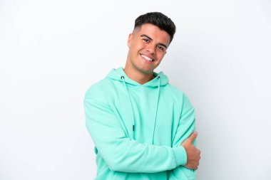 Beyaz arka planda izole edilmiş beyaz tenli yakışıklı bir adam gülüyor.