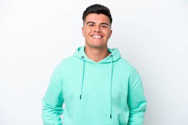 Beyaz arka planda izole edilmiş beyaz tenli yakışıklı bir adam gülüyor.