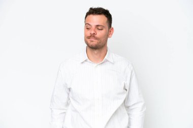 Beyaz arka planda soyutlanmış beyaz tenli yakışıklı bir adam.