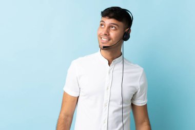 Kolombiyalı tele-pazarlamacı, izole bir geçmişi olan bir kulaklıkla çalışıyor.