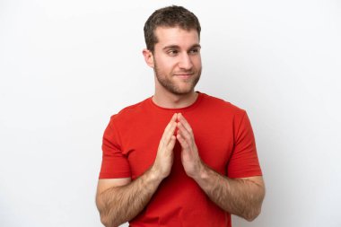 Beyaz arka planda izole edilmiş genç beyaz adam bir şeyler planlıyor.