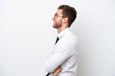 Beyaz arka planda beyaz tenli genç beyaz adam yan pozisyonda izole edildi.