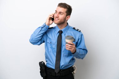 Beyaz arka planda izole edilmiş genç bir beyaz adam elinde kahve ve bir cep telefonu tutuyor.