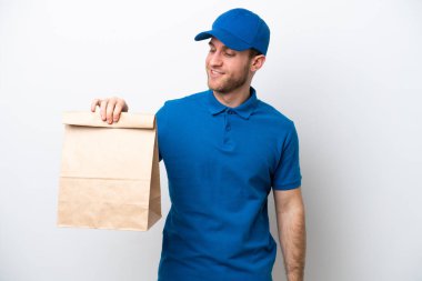 Teslimat beyaz arka planda izole edilmiş beyaz bir adam yana bakıyor ve gülümsüyor.