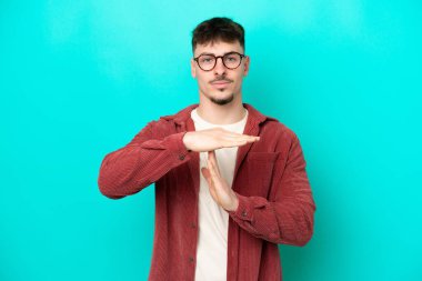 Beyaz tenli yakışıklı adam mavi arka planda izole edilmiş.