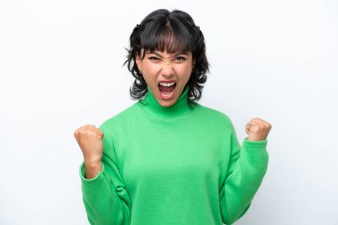 Genç Arjantinli kadın beyaz arka planda izole edilmiş. Kötü bir durum yüzünden hayal kırıklığına uğramış.