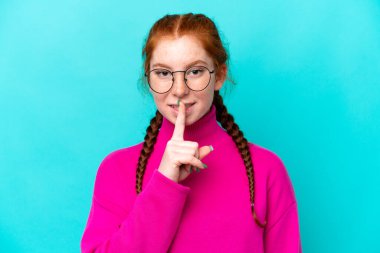 Mavi arka planda gözlüklü ve sessiz hareketler yapan genç, kırmızı bir kadın.