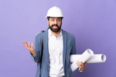 Miğferli genç bir mimar. Mor arkaplanının planlarını tutuyor. Şüpheci hareketler yapıyor.