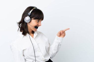 Tele pazarlamacı, beyaz arka planda izole edilmiş bir kulaklıkla çalışan melez bir kadın.