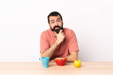 Masada kahvaltı yapan beyaz bir adamın şüpheleri var..