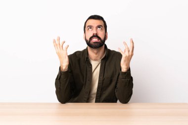 Masada sakallı beyaz bir adam strese girdi..