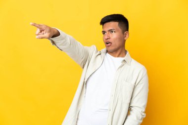 Genç Ekvadorlu adam sarı arka planda izole edilmiş.