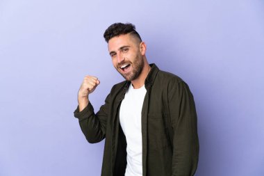 Mor arka planda izole edilmiş beyaz bir adam zaferi kutluyor.