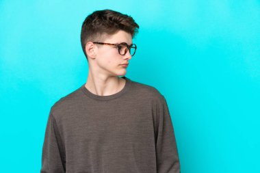 Genç Rus adam mavi arka planda izole edilmiş.