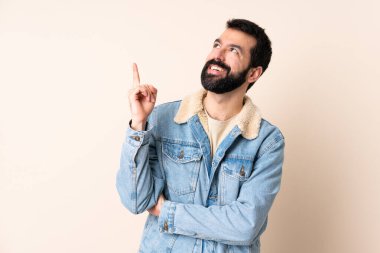 Sakallı, soyutlanmış beyaz adam harika bir fikre işaret ediyor.