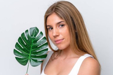 Beyaz arka planda, elinde palmiye yaprağı olan beyaz bir kadın. Portreyi kapat