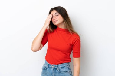 Beyaz arka planda başağrısı olan beyaz tenli genç bir kadın.