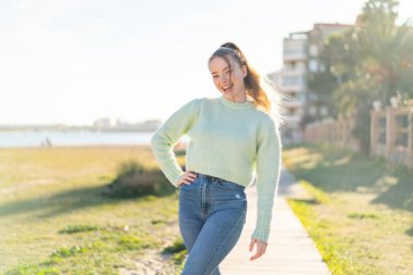 Açık havada güzel bir kız.