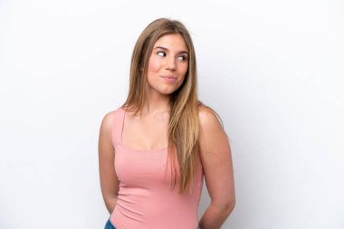 Beyaz fırında izole edilmiş genç beyaz kadın yan bakarken şüpheleri var.