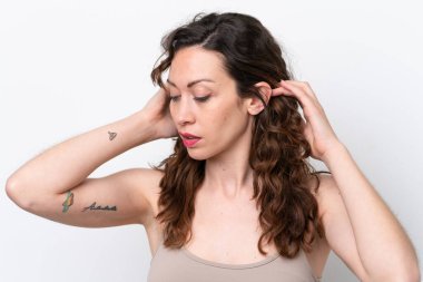 Beyaz arka planda soyutlanmış beyaz bir kadın. Portreyi kapat