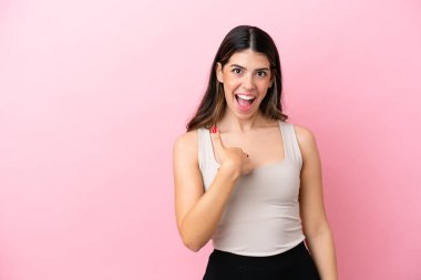 Pembe arka planda yalıtılmış genç bir İtalyan kadın.