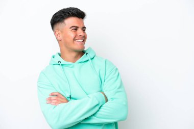 Beyaz arka planda yalnız, mutlu ve gülümseyen beyaz yakışıklı bir adam.