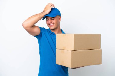 Beyaz arka planda izole edilmiş beyaz bir adam bir şey fark etti ve çözüme niyetlendi.