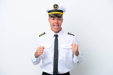 Uçak pilotu Kafkasyalı beyaz arka planda izole edilmiş bir şekilde galibiyeti kutluyor.