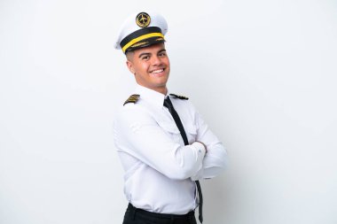 Beyaz arka planda izole edilmiş, kolları çapraz ve ileriye bakan beyaz bir uçak pilotu.
