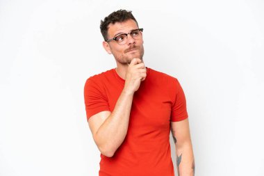 Beyaz arka planda izole edilmiş beyaz, yakışıklı genç bir adam.