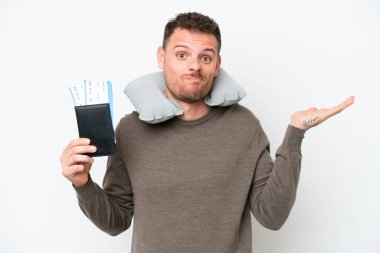 Beyaz arka planda izole edilmiş pasaportu olan genç beyaz bir adam ellerini kaldırırken şüpheleri vardı.