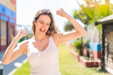 Dışarıda genç ve güzel bir kadın zaferi kutluyor.