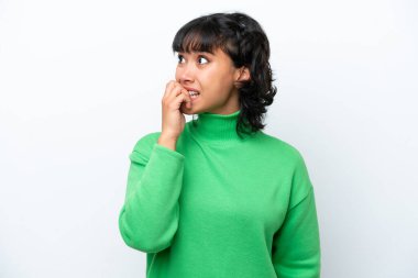 Beyaz arka planda izole edilmiş genç Arjantinli kadın biraz gergin.