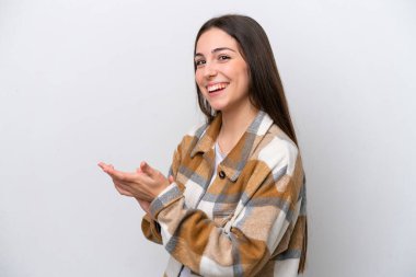 Beyaz arka planda izole edilmiş genç kız alkışlıyor.