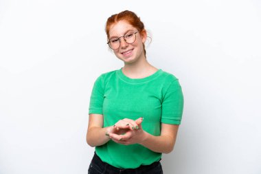 Kırmızımsı genç kadın beyaz arka planda tek başına alkışlıyor.