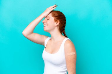 Mavi arka planda yara bandı takan genç kızılımsı kadın bir şeyin farkına vardı ve çözüme niyetlendi.