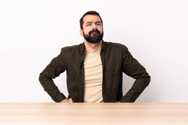 Masada sakallı, kızgın, beyaz bir adam..