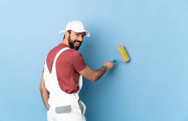 Yetişkin ressam, izole edilmiş mavi arka planda.