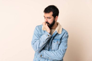 Tecrit edilmiş geçmişi olan beyaz sakallı bir adamın şüpheleri var.