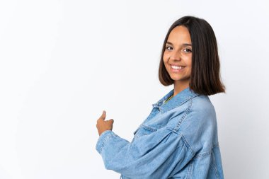 Beyaz arka planda izole edilmiş genç Latin kadın