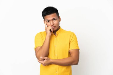 Genç Ekvadorlu bir adam beyaz arka planda izole edilmiş bir fikir düşünüyor.