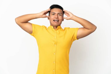 Genç Ekvadorlu adam beyaz arka planda izole edilmiş, sürpriz bir ifadeyle.