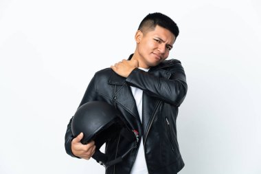 Motosiklet kasklı Ekvador 'lu adam, beyaz arka planda izole edilmiş ve omuz ağrısı çekiyor.