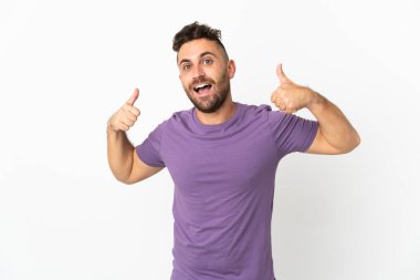 Beyaz arka planda izole edilmiş beyaz bir adam baş parmak hareketi yapıyor.