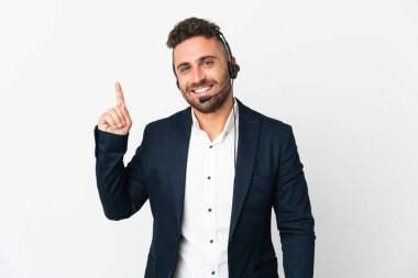 Beyaz arka planda izole edilmiş bir kulaklıkla çalışan pazarlamacı harika bir fikre işaret ediyor.