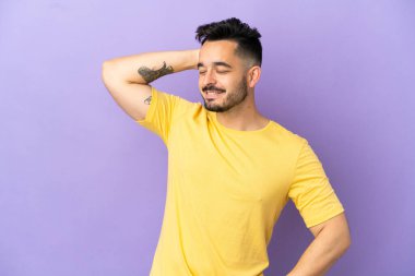 Mor arka planda izole edilmiş genç beyaz adam çok gülümsüyor.