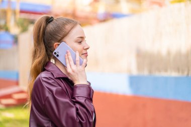 açık havada Smartphone kullanan güzel genç kadın         